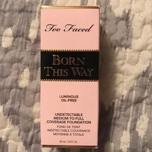 Too Faced Born This Way Foundation - Snow